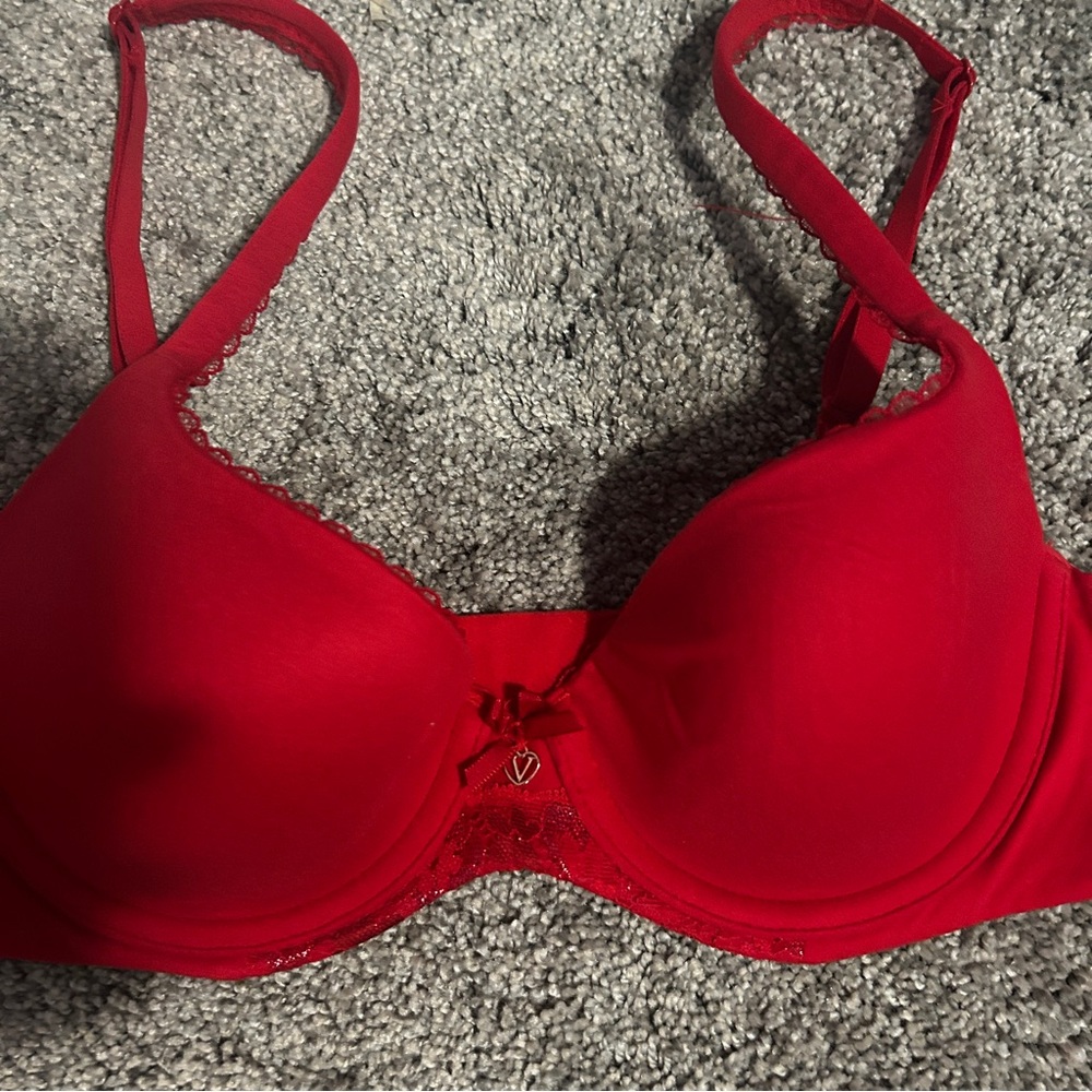 red bra - Picture 3 of 4